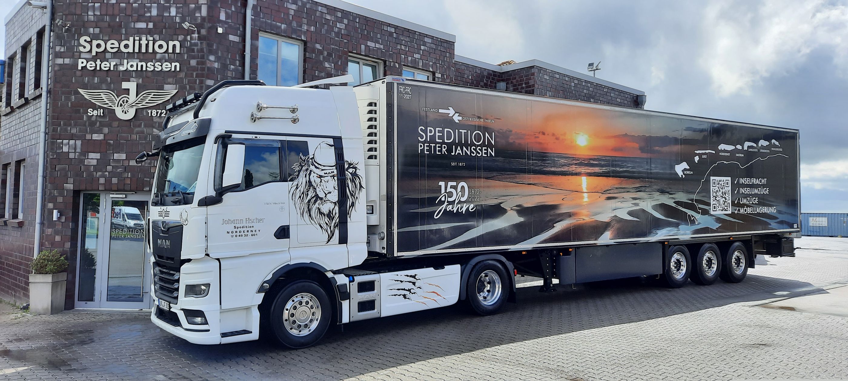 LKW vor dem Firmengebäude mit Logo